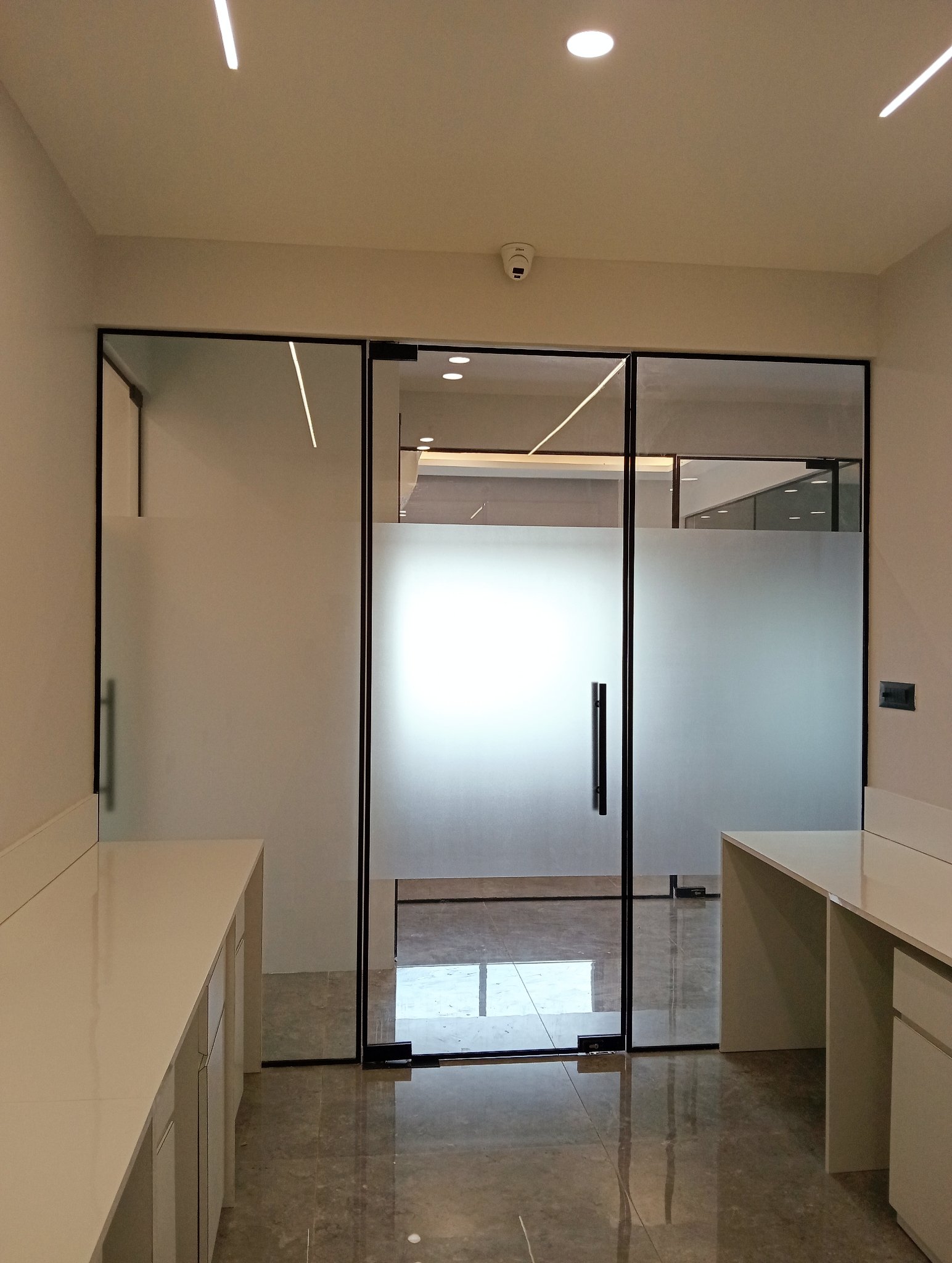 VP-18 Glass Partition